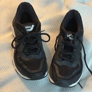 Black and white womens sneakers size 7 ASICS GT 2000